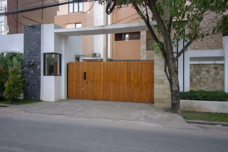 Reddoorz Plus @ Cbd Bintaro South Tangerang Exterior photo